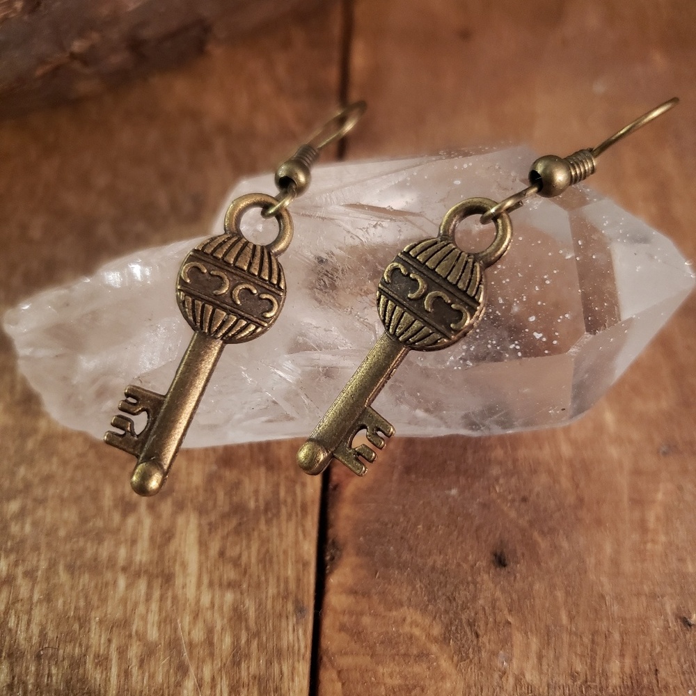 Antique Bronze HOT Air Balloon KEY earrings Romantic Alice in Wonderland jewelry